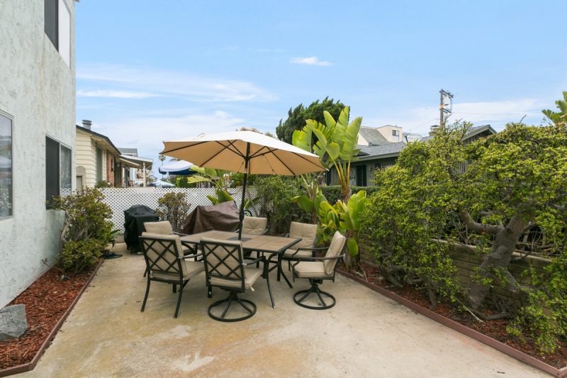 Scenic community patio with dining area.