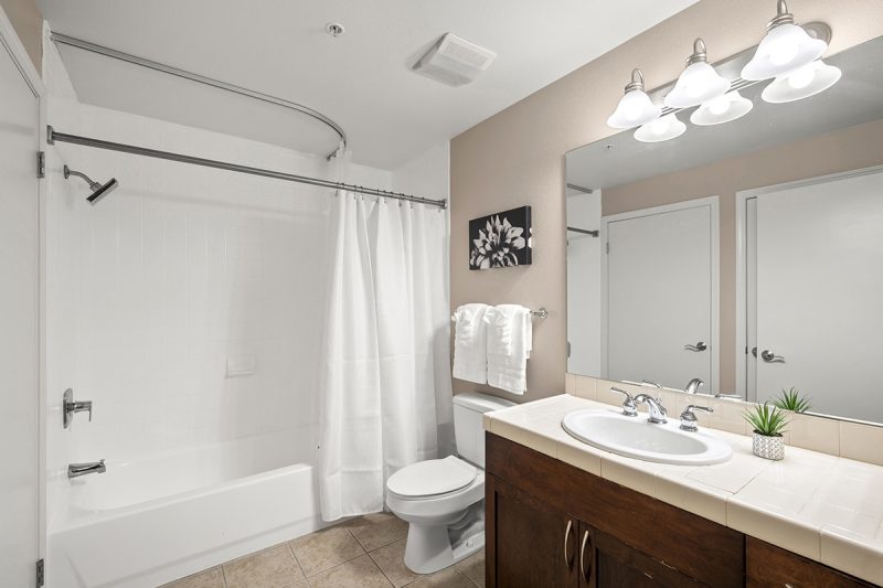 View of the bathroom with a combined shower-bathtub.