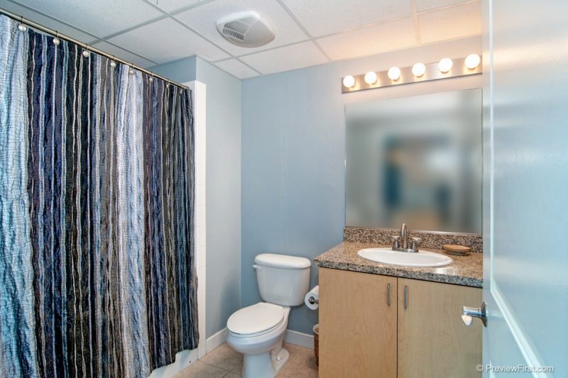 Guest bathroom with a combined shower-bathtub.