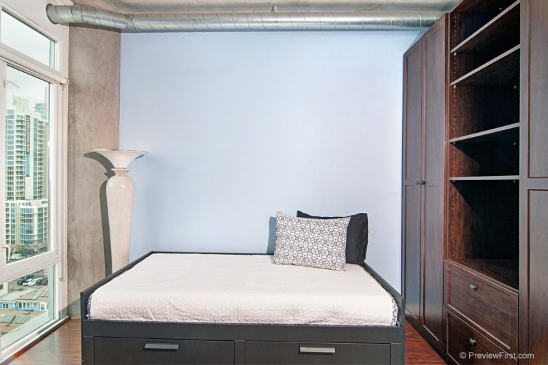 Twin bed and lots of storage space in the guest bedroom.