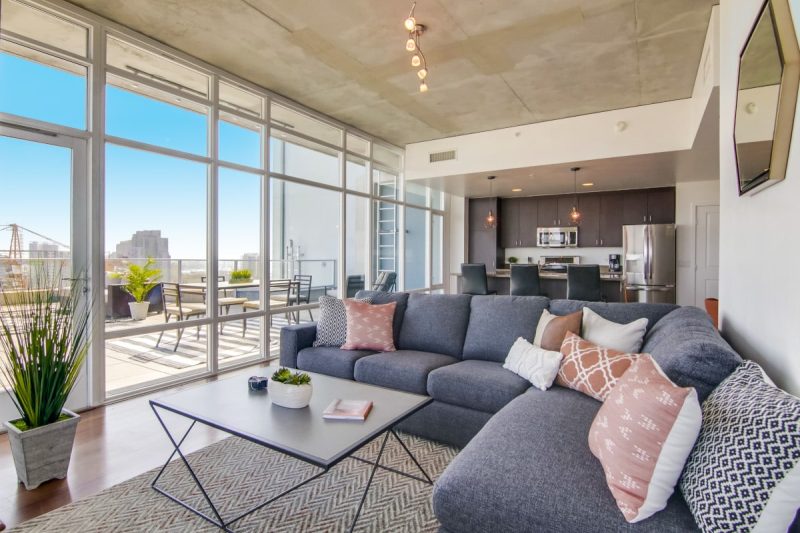 Amazing natural light from the floor-to-ceiling windows throughout this unit.