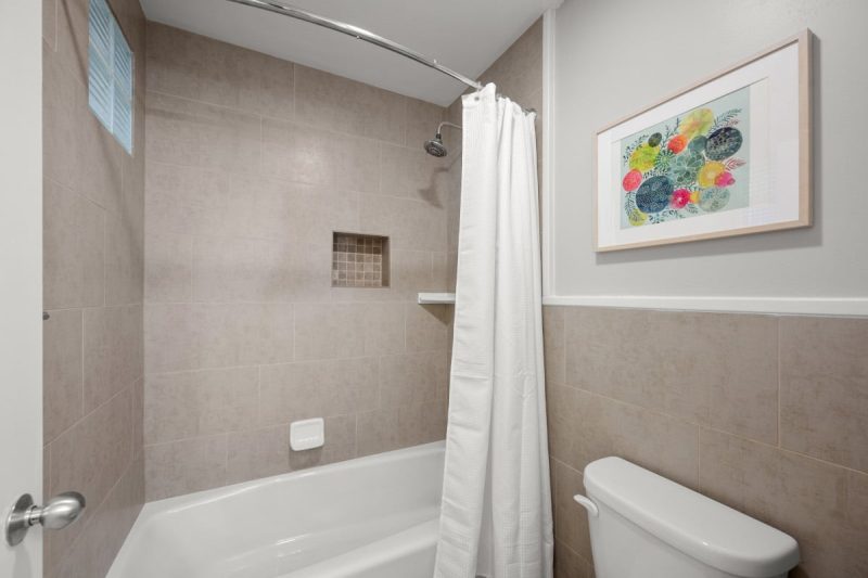 Combined shower-bathtub in the bathroom.