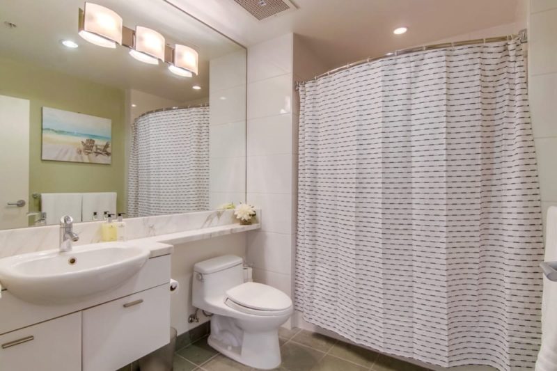 Guest bathroom with a shower-bathtub combo.